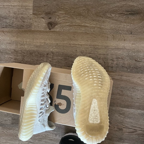 Yeezy 350 V2 - Picture 6 of 6